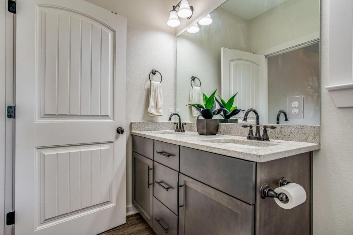Beach Flow Bungalow-Mins To Downtown-Dining-Base Pensacola Bagian luar foto